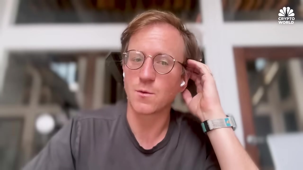 An animated chart comparing the stable price line of a stablecoin like USDC to the volatile price chart of Bitcoin.